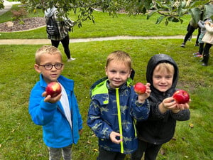 5K Students Learn About Apple Orchards From Greendale Resident