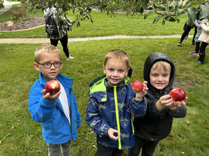 5K Students Learn About Apple Orchards From Greendale Resident